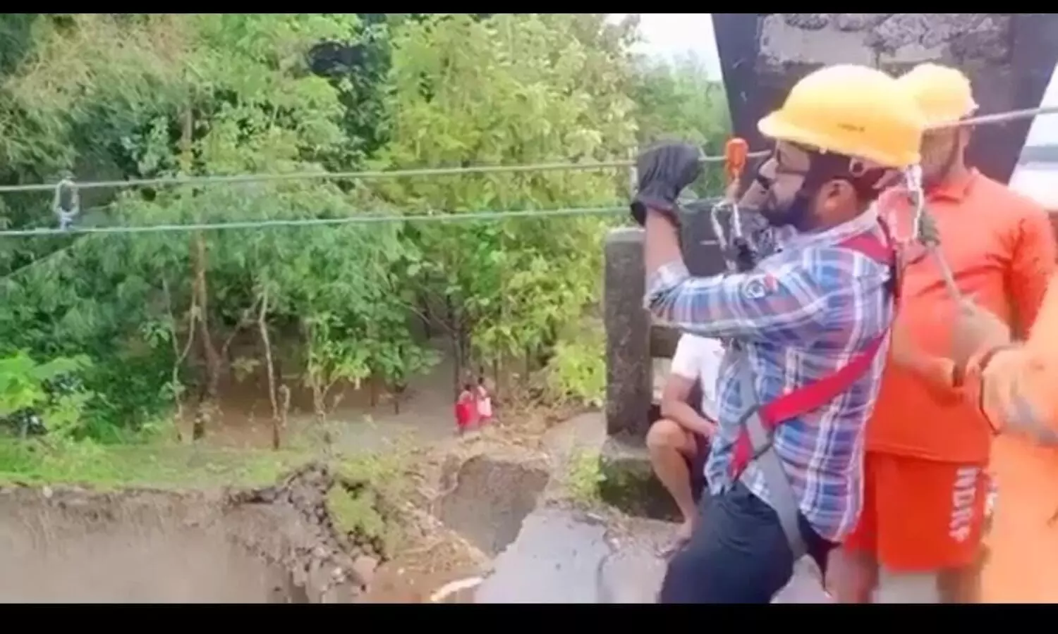 Viral Video: Doctor crosses gorge to reach flood victims in West Bengal